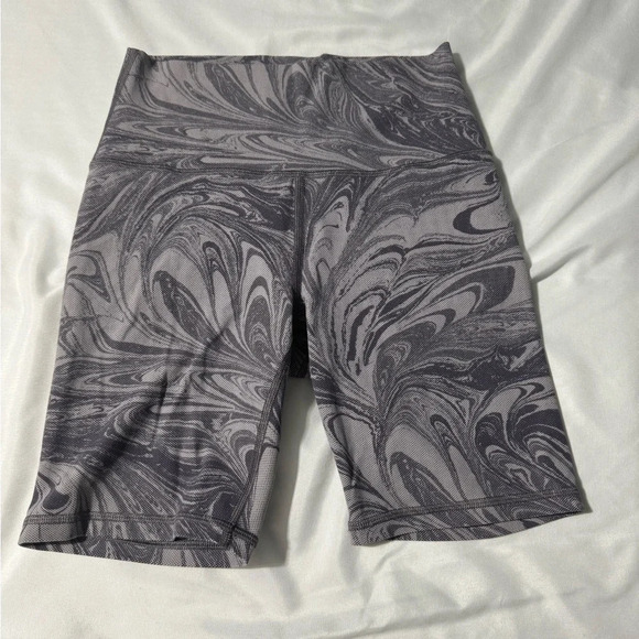 Athleta Transend 7” Shorts Dark and Light Purple Paisley Pattern Size Smll - Picture 1 of 9